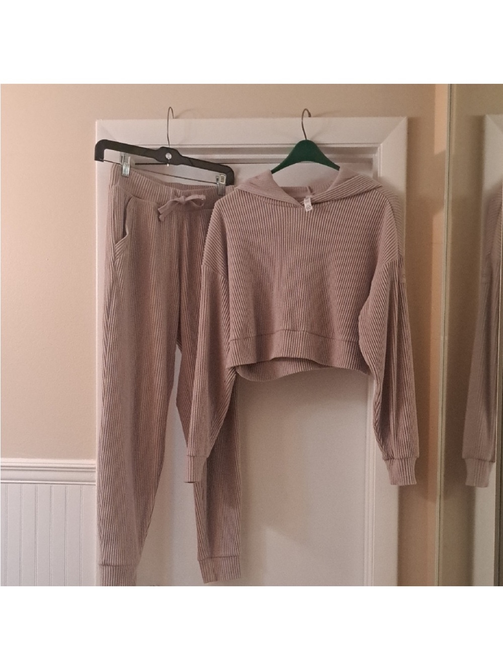 ALO Yoga Ribbed Lounge Top in Light Taupe
